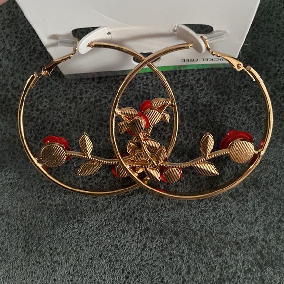 NWT GOLD ROSES EARRINGS - Picture 3 of 3